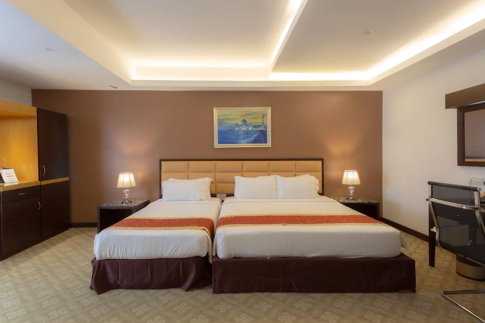 Hallmark Crown Hotel 4*